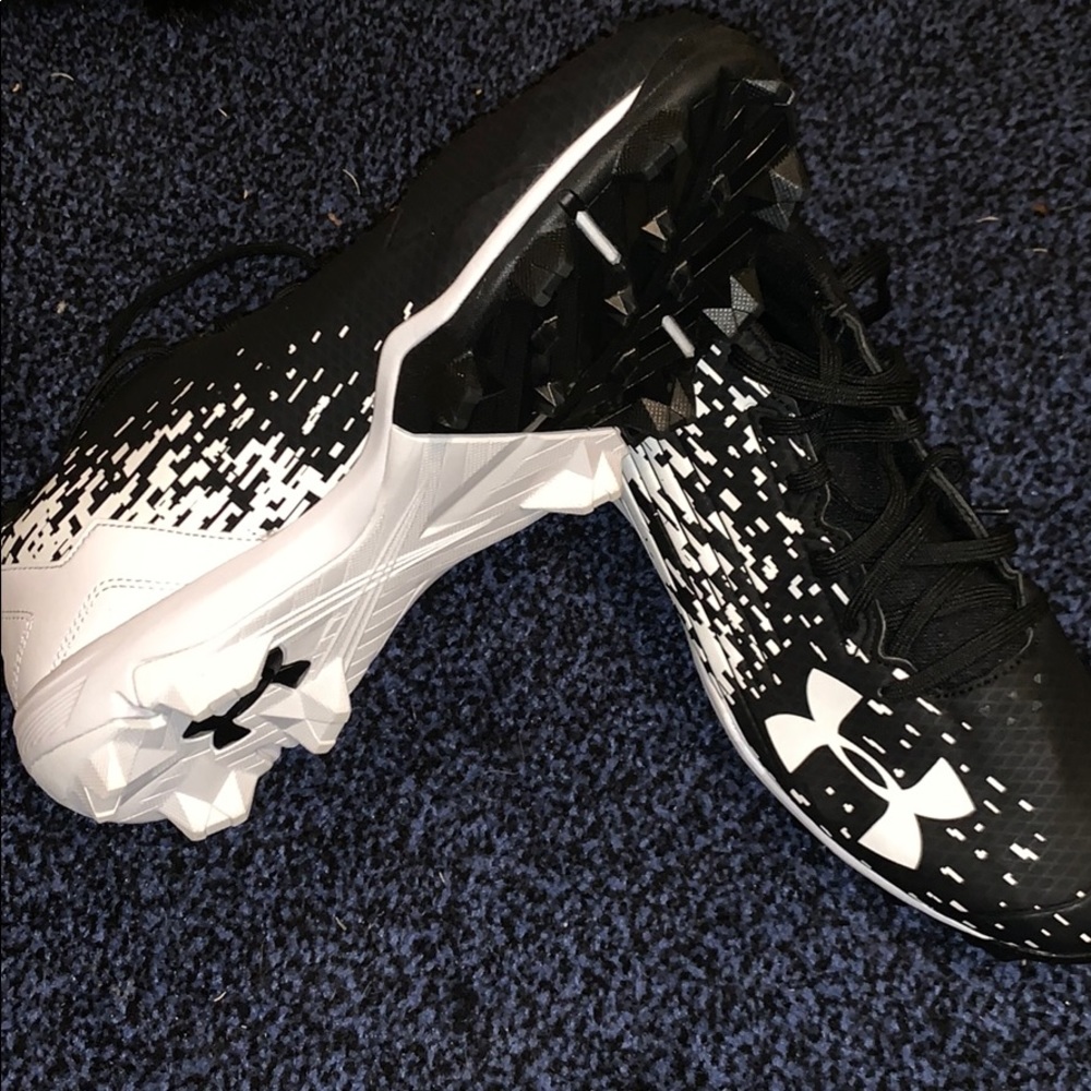 Under Armour Baseball cleats ( NEVER WORN)